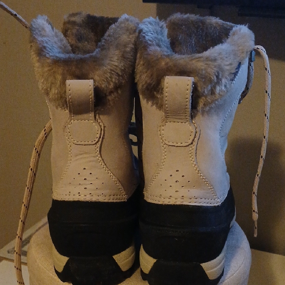 The North Face Women's Black and Cream Winter Boots - Picture 2 of 11